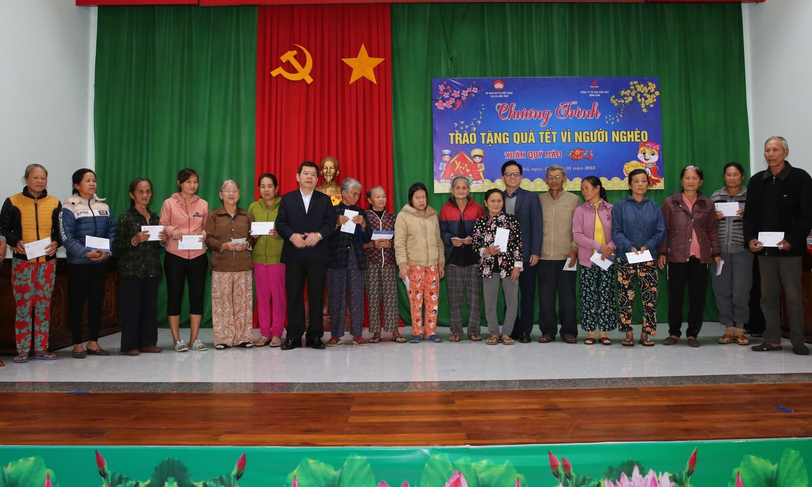 BSR trao 500 suất quà Tết và tủ sách hiếu học tại Thị xã Đức Phổ (Quảng Ngãi)