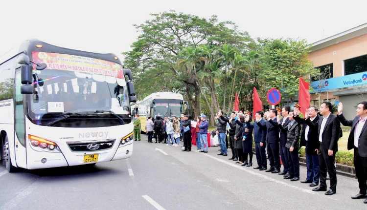 Hà Nội: Ấm áp những chuyến xe nghĩa tình đưa công nhân về quê đón Tết