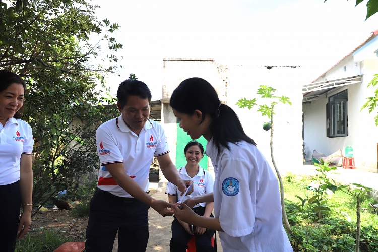 PVU thăm và tặng quà cho học sinh có hoàn cảnh khó khăn nhân dịp Tết Quý Mão 2023