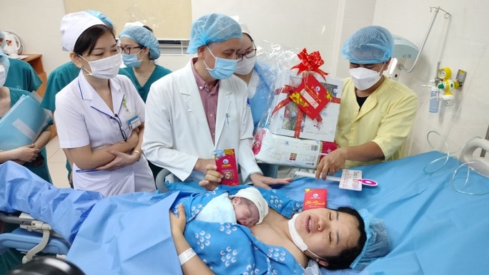 Đại diện lãnh đạo Bệnh viện Từ Dũ thăm hỏi, chúc mừng sản phụ cùng em bé vừa chào đời ngay thời điểm giao thừa.