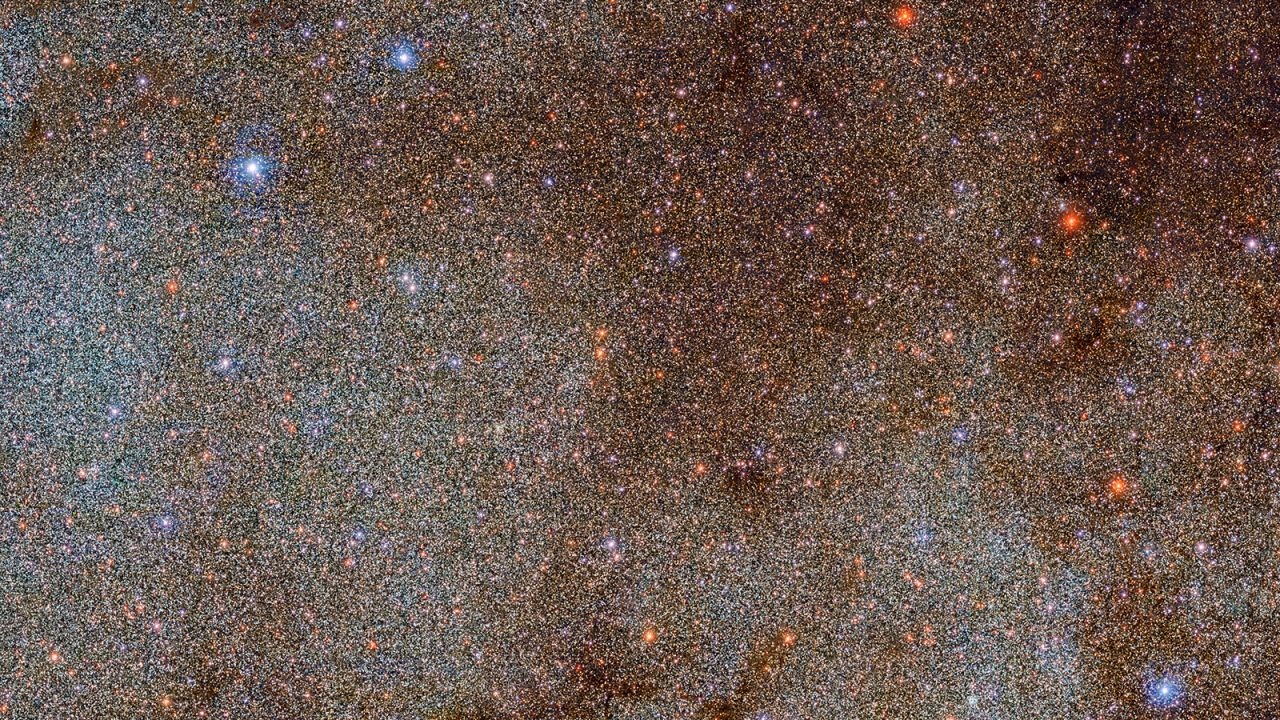 Hình ảnh chứa đầy các ngôi sao và đám mây bụi, là một đoạn trích nhỏ của toàn bộ Khảo sát Mặt phẳng Máy ảnh Năng lượng Tối của Dải Ngân hà.