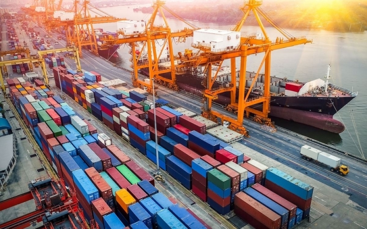 Xuất nhập khẩu lập kỷ lục mới với hơn 732 tỷ USD, duy trì xuất siêu năm thứ 7 liên tiếp.
