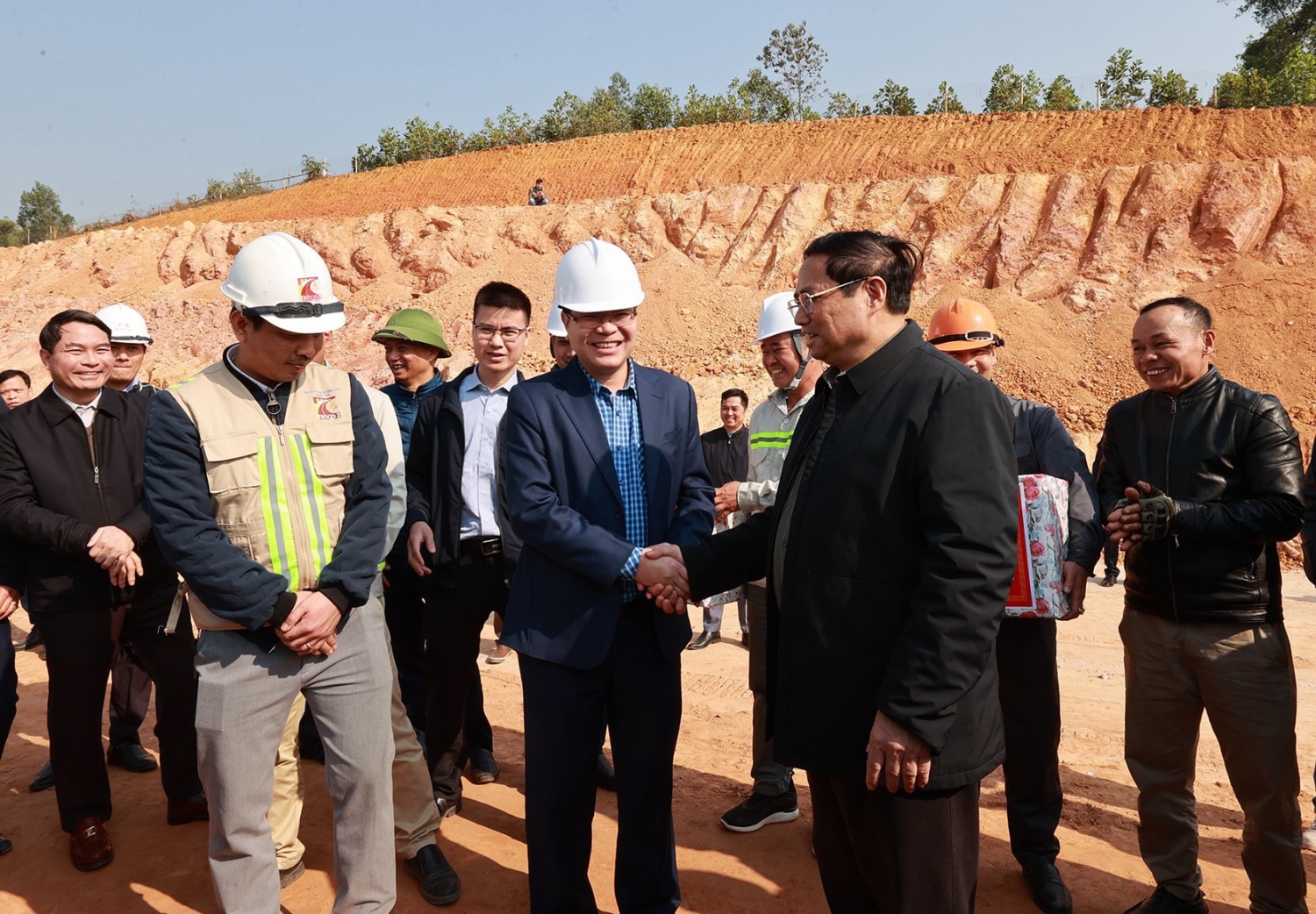Thủ tướng kiểm tra, đôn đốc dự án cao tốc Tuyên Quang   Phú Thọ, chúc Tết công nhân và người dân khu tái định cư