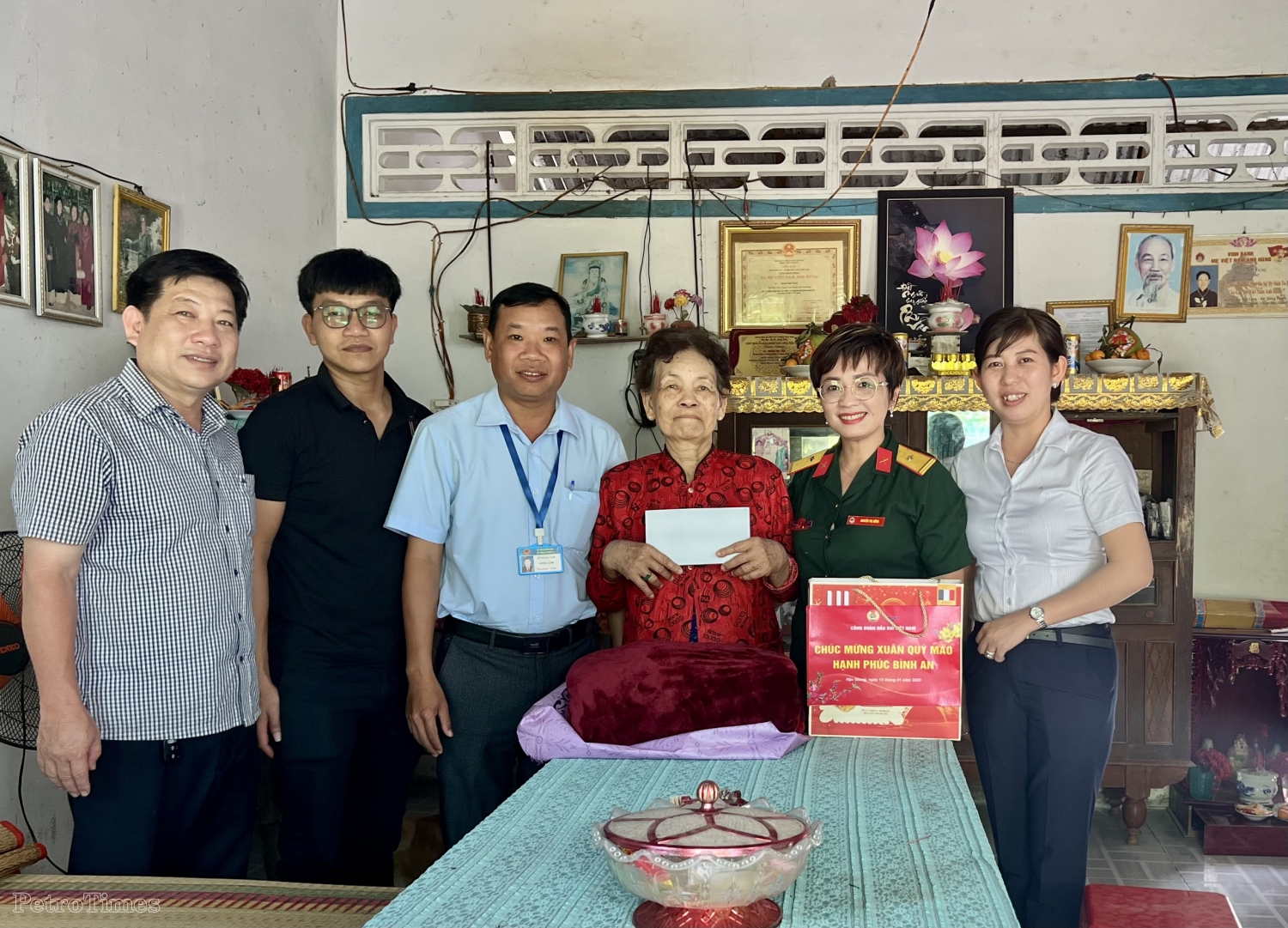 Đoàn đã đến thăm, tặng quà Mẹ Việt Nam anh hùng Đoàn Thị Tàng