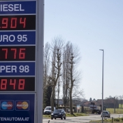 EU thống nhất cơ chế áp trần giá dầu diesel và dầu mazut của Nga