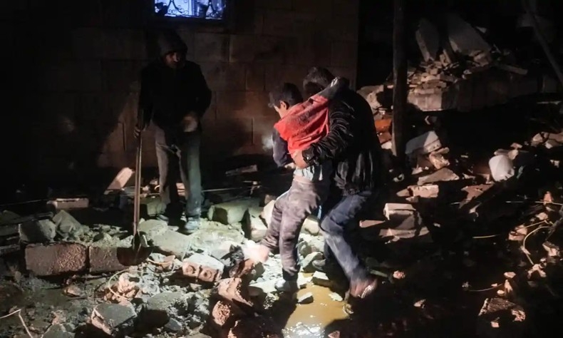 Giải cứu người bị thương sau trận động đất ở Jandaris, Syria. (Ảnh: Rami Al Sayed/AFP/Getty Images)