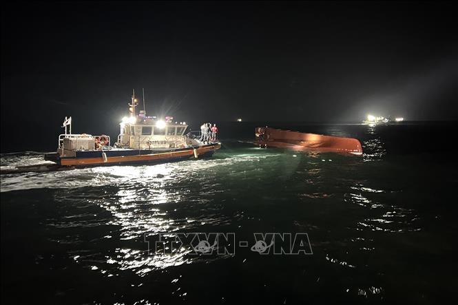 Tàu cứu hộ được triển khai tới hiện trường vụ lật tàu đánh cá ở vùng biển cách đảo Daebichi (Hàn Quốc) 16,6 km về phía Tây, ngày 5/2/2023. Ảnh: Yonhap/TTXVN