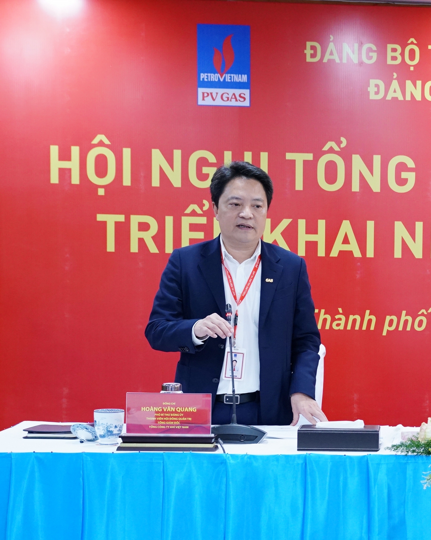 Đồng chí Hoàng Văn Quang, Phó Bí thư Đảng ủy, Thành viên HĐQT, Tổng giám đốc PV GAS báo cáo Nghị quyết về lãnh đạo thực hiện nhiệm vụ sản xuất kinh doanh năm 2023