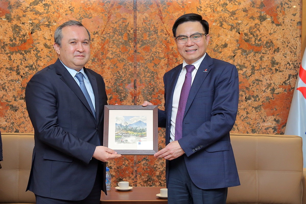 Tổng Giám đốc Petrovietnam Lê Mạnh Hùng tiếp Bộ trưởng Bộ Đầu tư và Công Thương của Uzbekistan