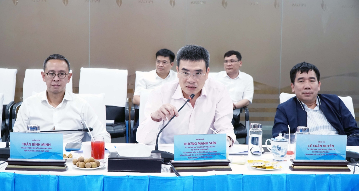 Đồng chí Dương Mạnh Sơn, Phó Tổng Giám đốc Tập đoàn, Chủ tịch HĐQT PV GAS nêu ý kiến