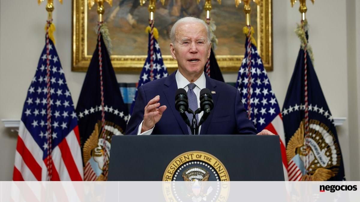 Tổng thống Biden hứa sẽ trừng phạt lãnh đạo của SVB và Signature Bank