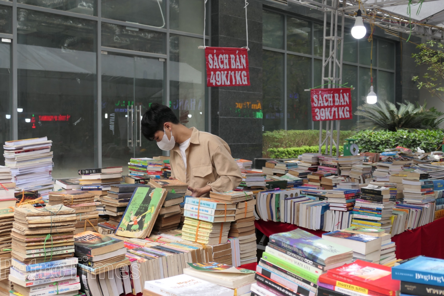 Sách giảm giá, bán theo cân tại Hội chợ sách Thanh Xuân