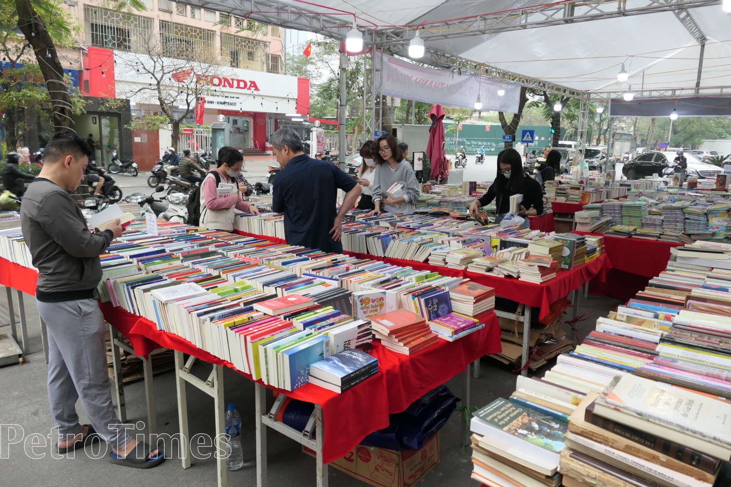 Hội chợ sách Thanh Xuân với nhiều chương trình hấp dẫn thu hút đông đảo người dân Thủ đô đến tham gia, mua bán sách.