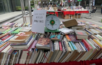 Sách giảm giá, bán theo cân tại Hội chợ sách Thanh Xuân