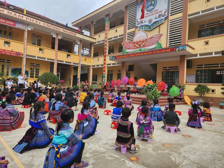 Trao tặng máy tính cho 3 trường học tại Lào Cai