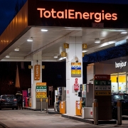Vì sao TotalEnergies bán 1.600 trạm xăng dầu ở châu Âu?