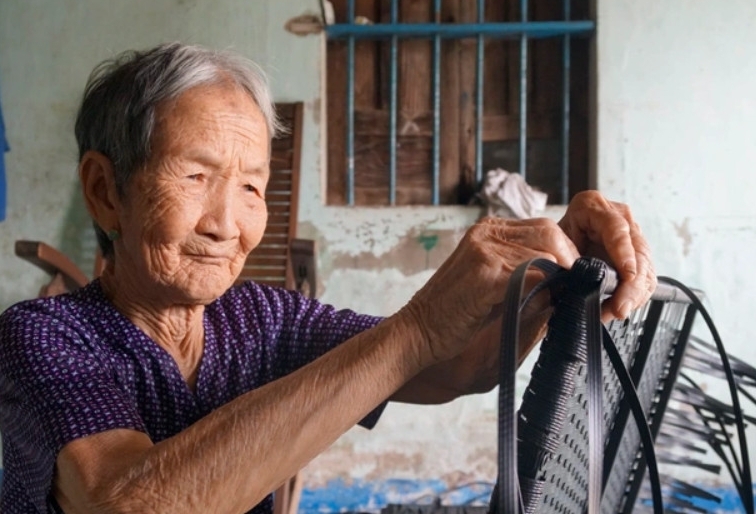 Cụ bà 90 tuổi miệt mài đan đồ nhựa để đỡ phụ thuộc, làm phiền con cháu