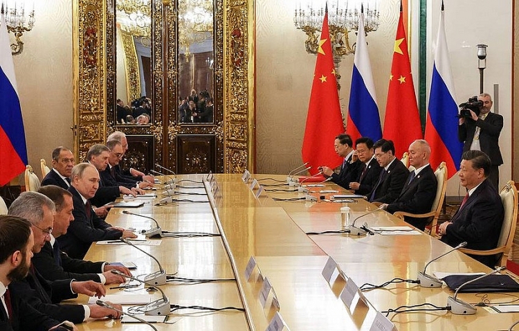Phái đoàn Nga do Tổng thống Vladimir Putin dẫn đầu (trái) hội đàm với phái đoàn Trung Quốc do Chủ tịch Tập Cận Bình dẫn đầu tại Moscow (Nga) vào ngày 21-3. 