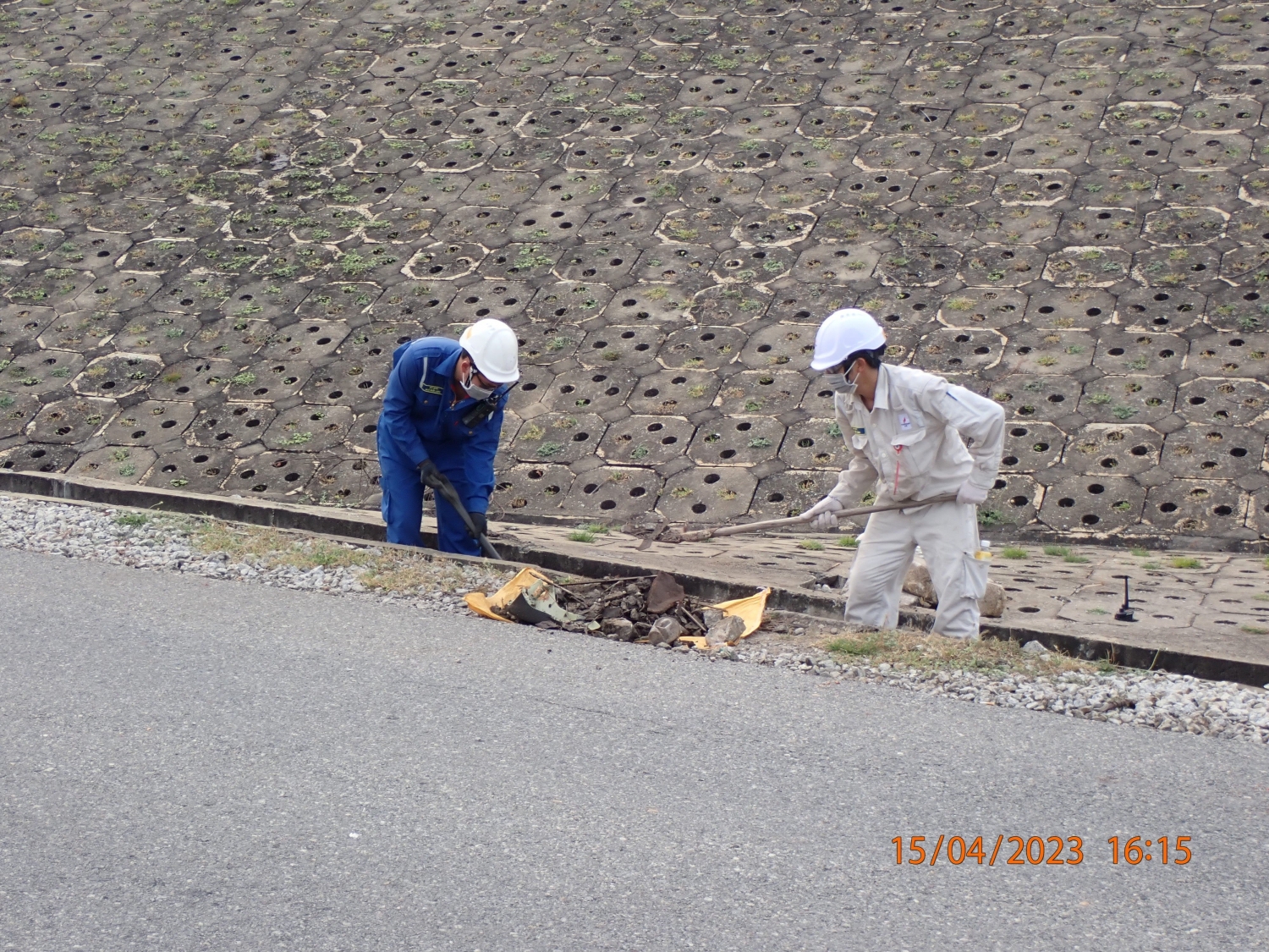 Chi đoàn BDSC ra quân dọn dẹp NMLD Dung Quất