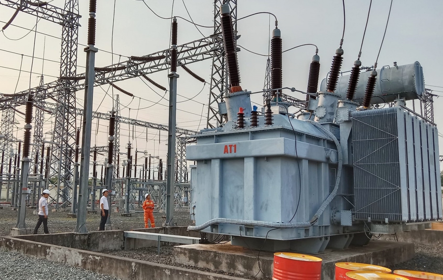 Hoàn thành thay thế máy biến áp AT1 trạm biến áp 220kV Tuy Hòa