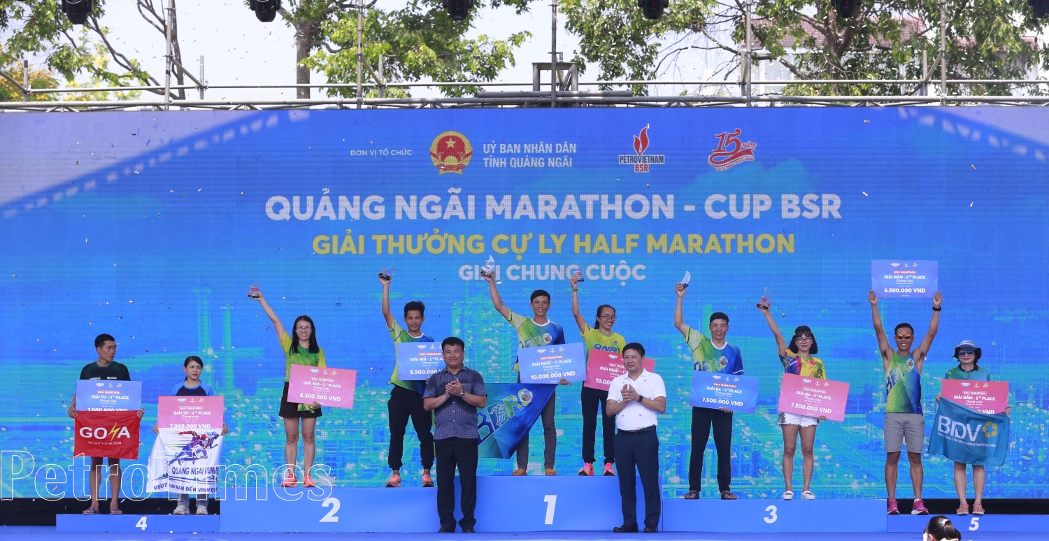 Trao hơn 250 triệu đồng cho các VĐV đạt giải tại Giải chạy Quảng Ngãi Marathon – CUP BSR năm 2023