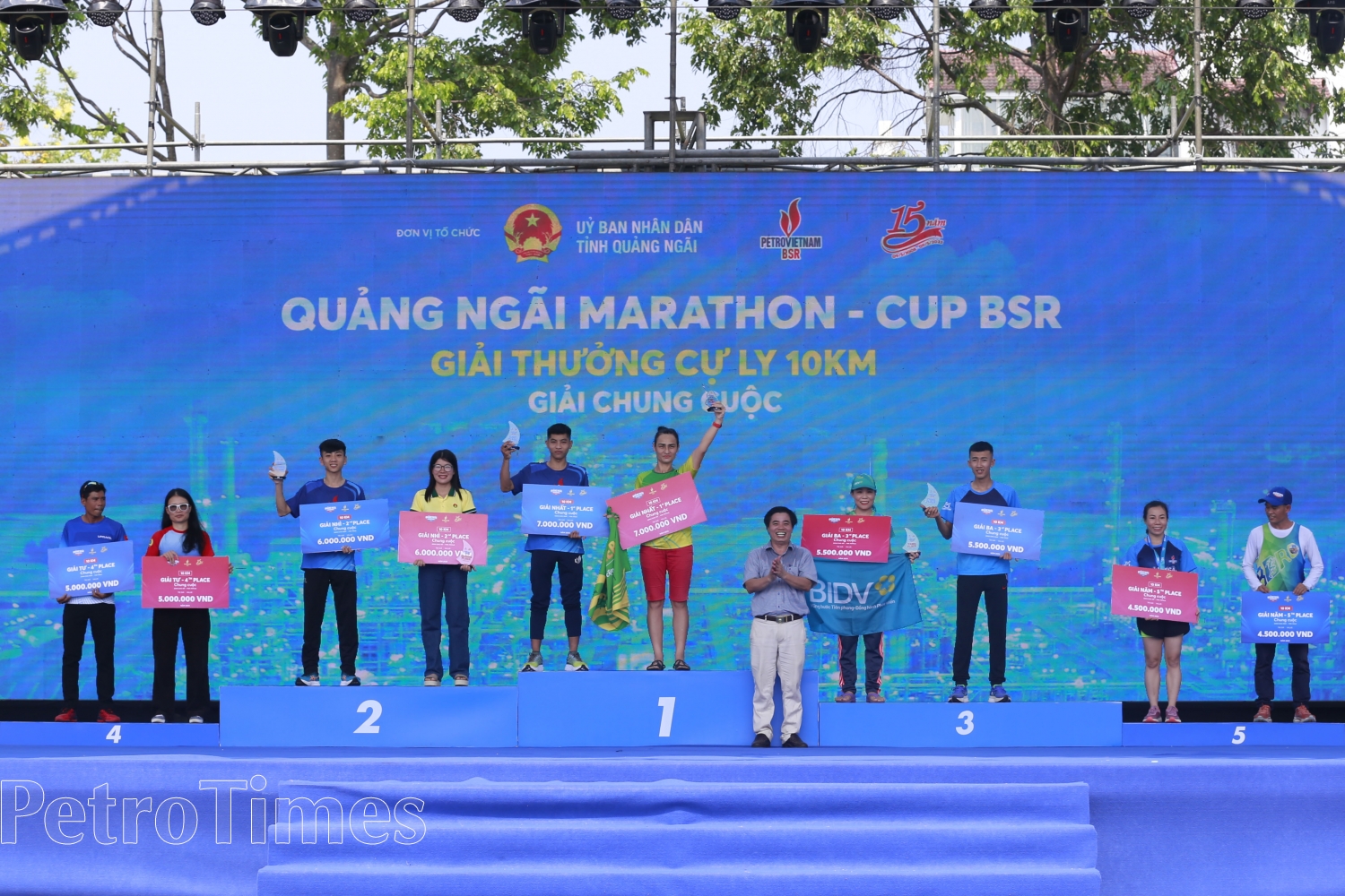 Trao hơn 250 triệu đồng cho các VĐV đạt giải tại Giải chạy Quảng Ngãi Marathon – CUP BSR năm 2023