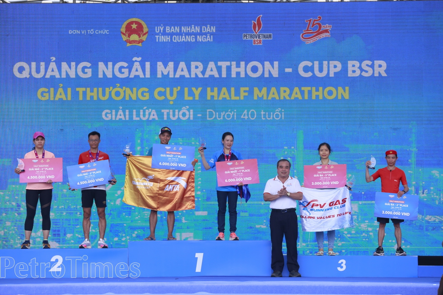 Trao hơn 250 triệu đồng cho các VĐV đạt giải tại Giải chạy Quảng Ngãi Marathon – CUP BSR năm 2023