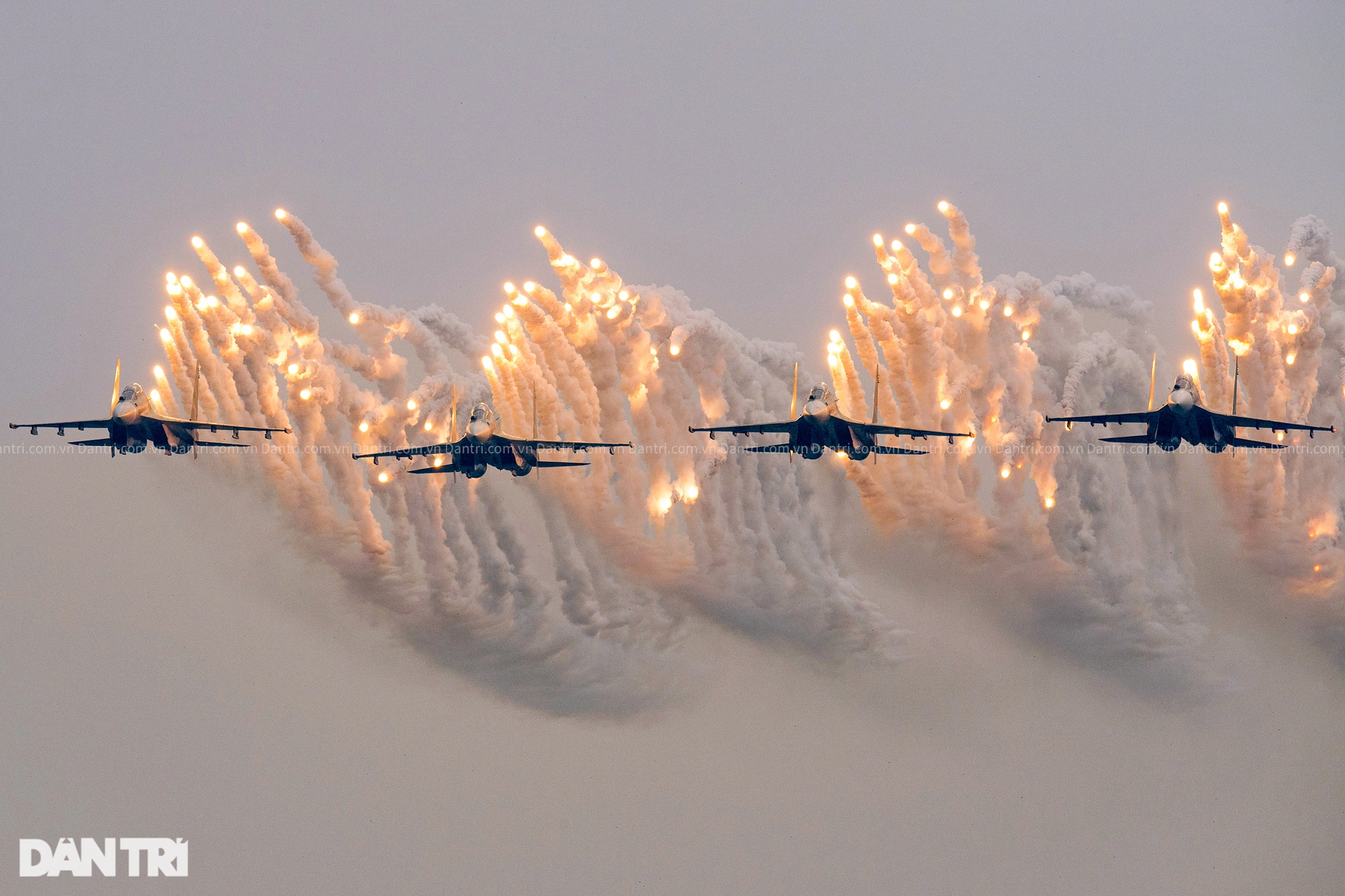 Su-30MK2 nhả đạn nhiễu rực sáng bầu trời khai mạc Triển lãm Quốc phòng - 10