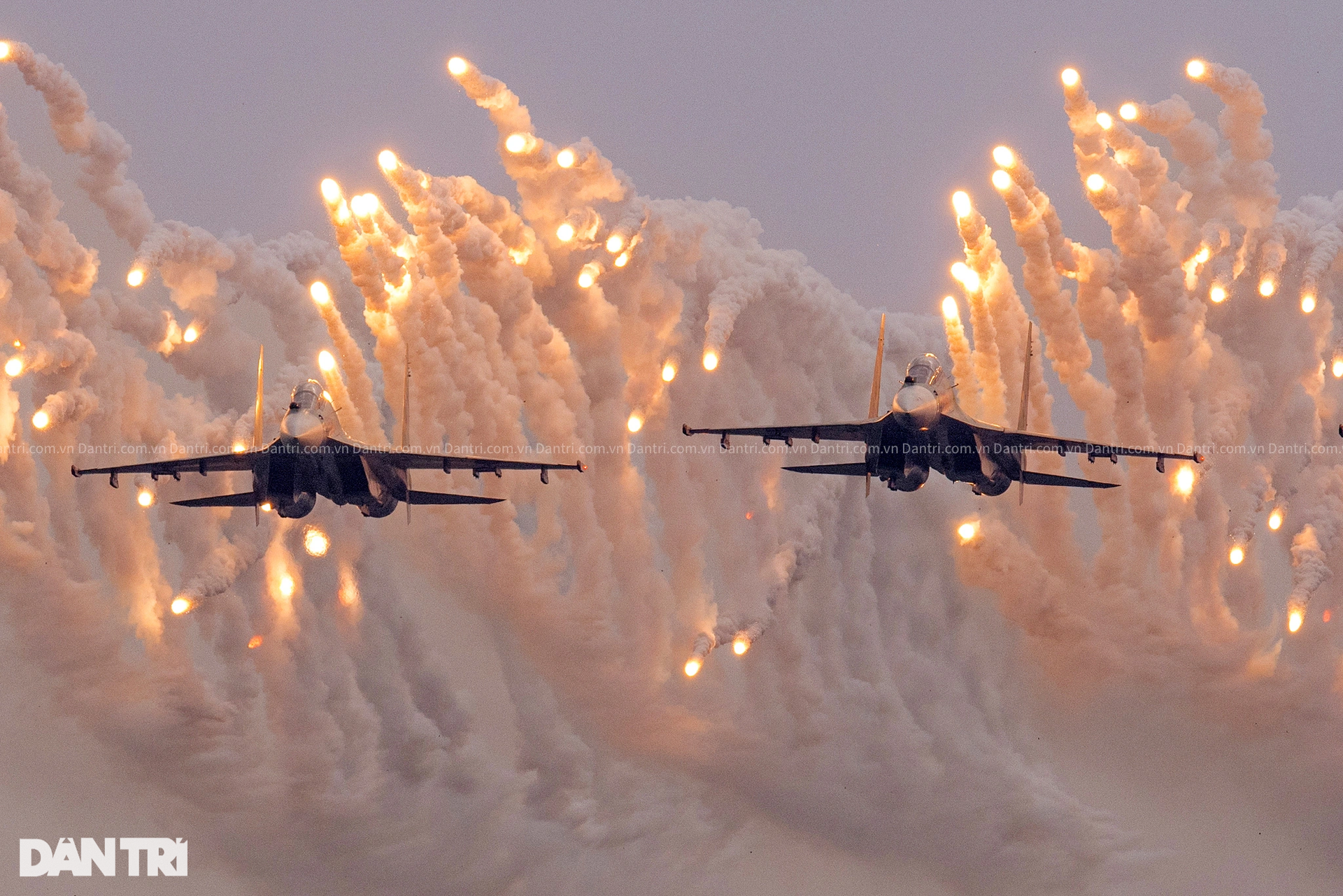 Su-30MK2 nhả đạn nhiễu rực sáng bầu trời khai mạc Triển lãm Quốc phòng - 13