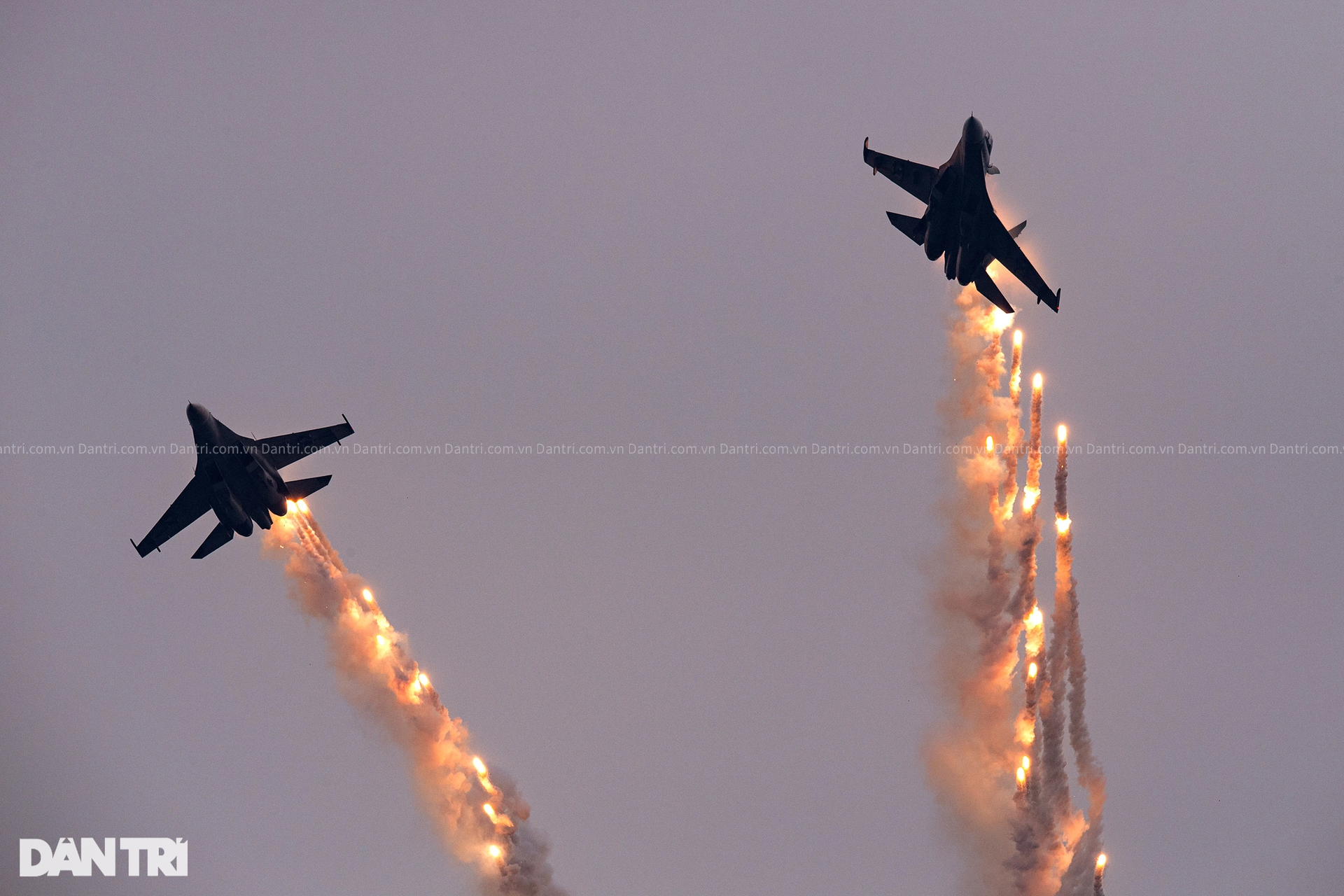 Su-30MK2 nhả đạn nhiễu rực sáng bầu trời khai mạc Triển lãm Quốc phòng - 16