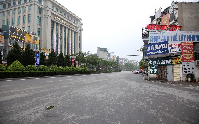 Lo ngại dịch bệnh Covid-19 lây lan, đường phố Hà Nội vắng bóng người qua lại
