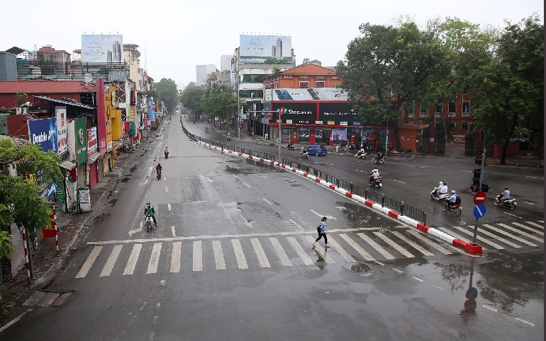 Lo ngại dịch bệnh Covid-19 lây lan, đường phố Hà Nội vắng bóng người qua lại