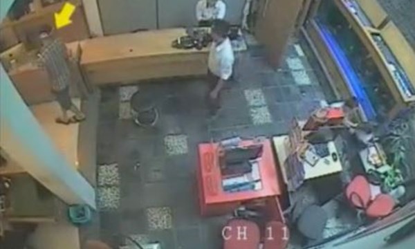 [VIDEO] Ngang nhiên trộm macbook ngay cạnh nhân viên cửa hàng