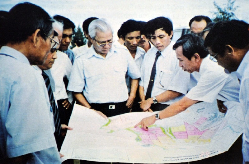 Thủ tướng Võ Văn Kiệt khảo sát vị trí xây dựng NMLD số 1 tại Dung Quất (ảnh tư liệu BSR)