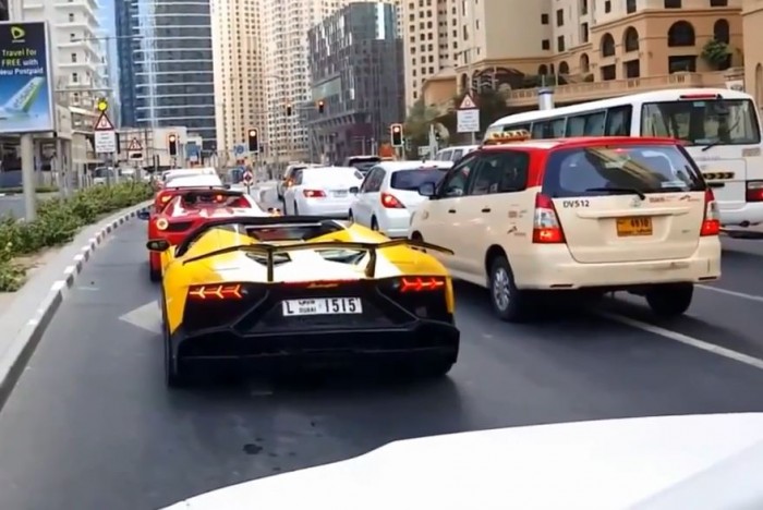 VIDEO] Thích thể hiện, siêu xe Lamborghini gần chục tỷ bốc cháy giữa đường