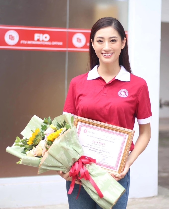 Hoa hậu Lương Thùy Linh tốt nghiệp ĐH Ngoại thương với tấm bằng xuất sắc