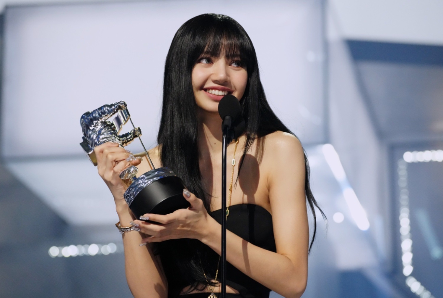 Nhấp vào hình ảnh của Lisa, thành viên của nhóm nhạc nữ đình đám BLACKPINK, để xem những khoảnh khắc quá đỗi đáng yêu và thú vị của cô ấy khi giành giải Best K-pop tại MTV VMAs.