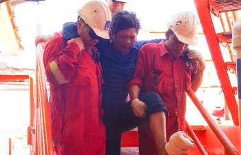 PVEP POC trợ giúp y tế cho ngư dân gặp nạn trên biển