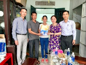 Chủ tịch CĐ DKVN thăm hỏi, động viên, tặng quà người lao động khó khăn tại Bà Rịa - Vũng Tàu