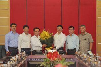 Lãnh đạo Tập đoàn tri ân Phó Tổng giám đốc Nguyễn Quốc Thập