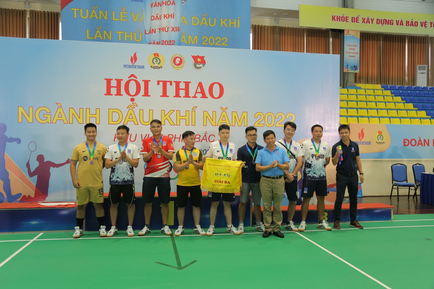 Đội PVFCCo giành chức vô địch ở các nội dung thi đấu đồng đội môn nhảy bao bố và kéo co