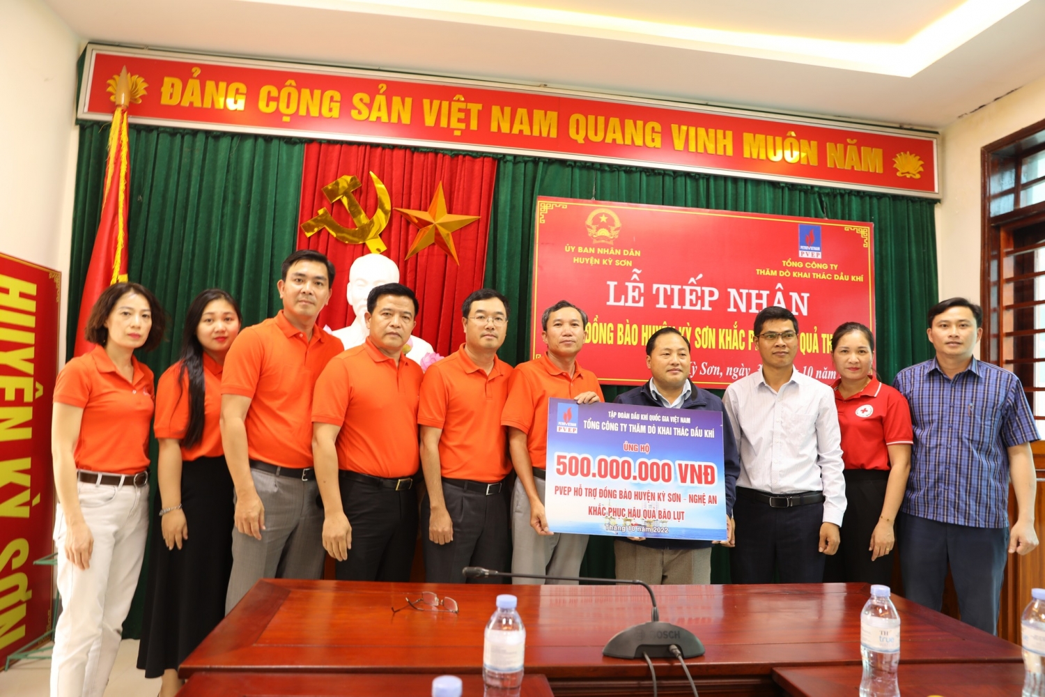 Pvep hỗ trợ đồng bào lũ lụt tại Nghệ An