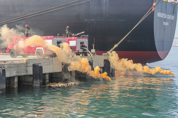 [Chùm ảnh] Diễn tập thực binh ứng phó sự cố tràn dầu tại Cảng xuất sản phẩm BSR và Cảng PTSC