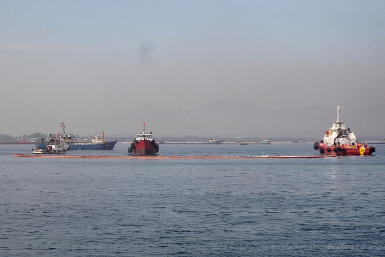 [Chùm ảnh] Diễn tập thực binh ứng phó sự cố tràn dầu tại Cảng xuất sản phẩm BSR và Cảng PTSC
