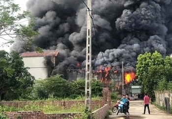 Phó Thủ tướng chỉ đạo khắc phục hậu quả vụ cháy xưởng chăn, ga, gối, đệm tại Thanh Oai