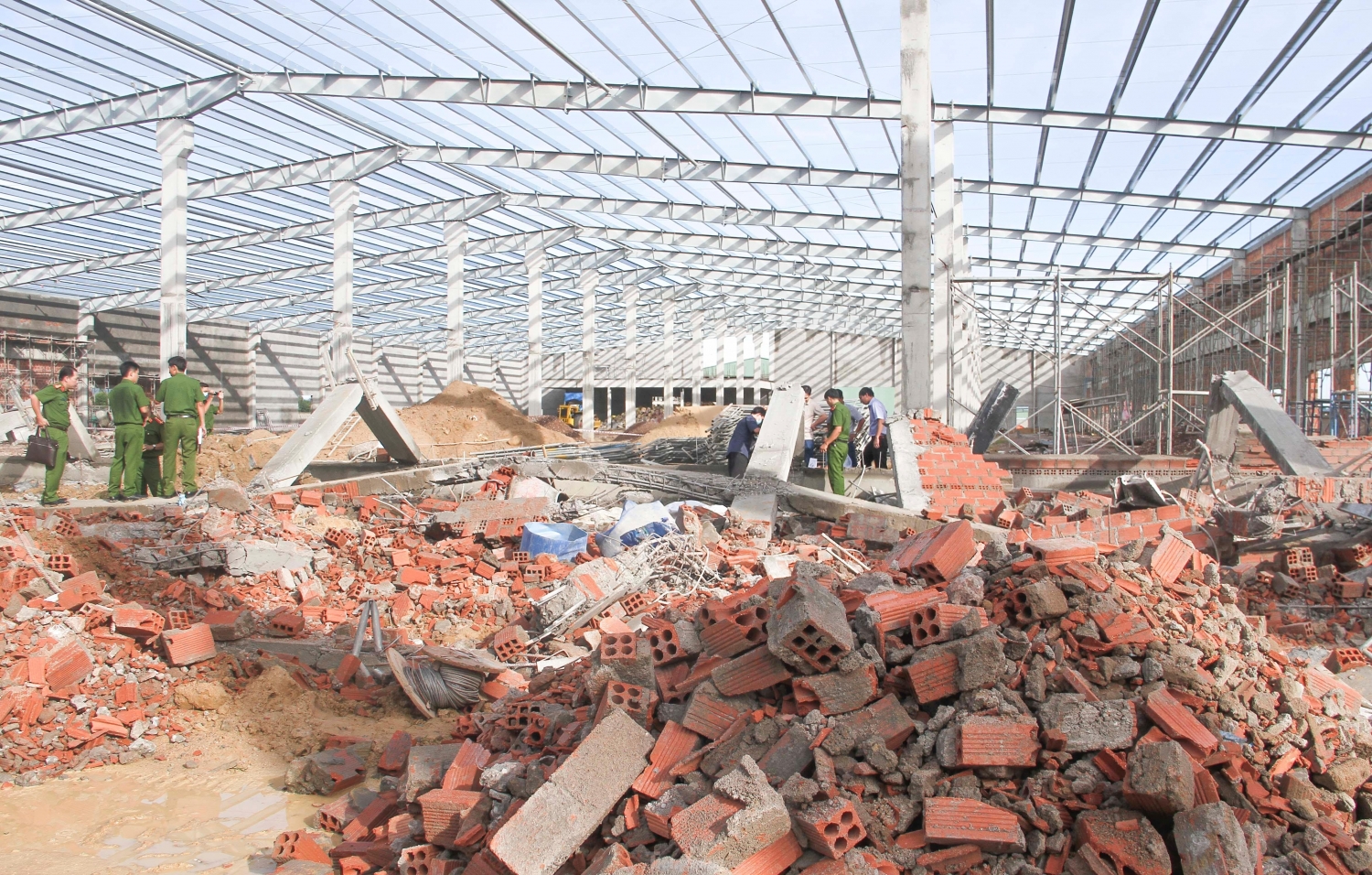 Khắc phục hậu quả sự cố sập công trình tại khu công nghiệp Nhơn Hòa