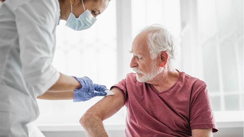 Anh: Tiêm vắc xin liều thứ ba cho những người trên 50 tuổi