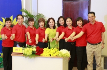 Phụ nữ Công đoàn Công ty mẹ với nghệ thuật cắm hoa
