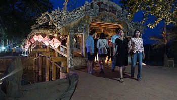 Huế: Trải nghiệm thú vị với phiên chợ đêm ở cầu ngói Thanh Toàn