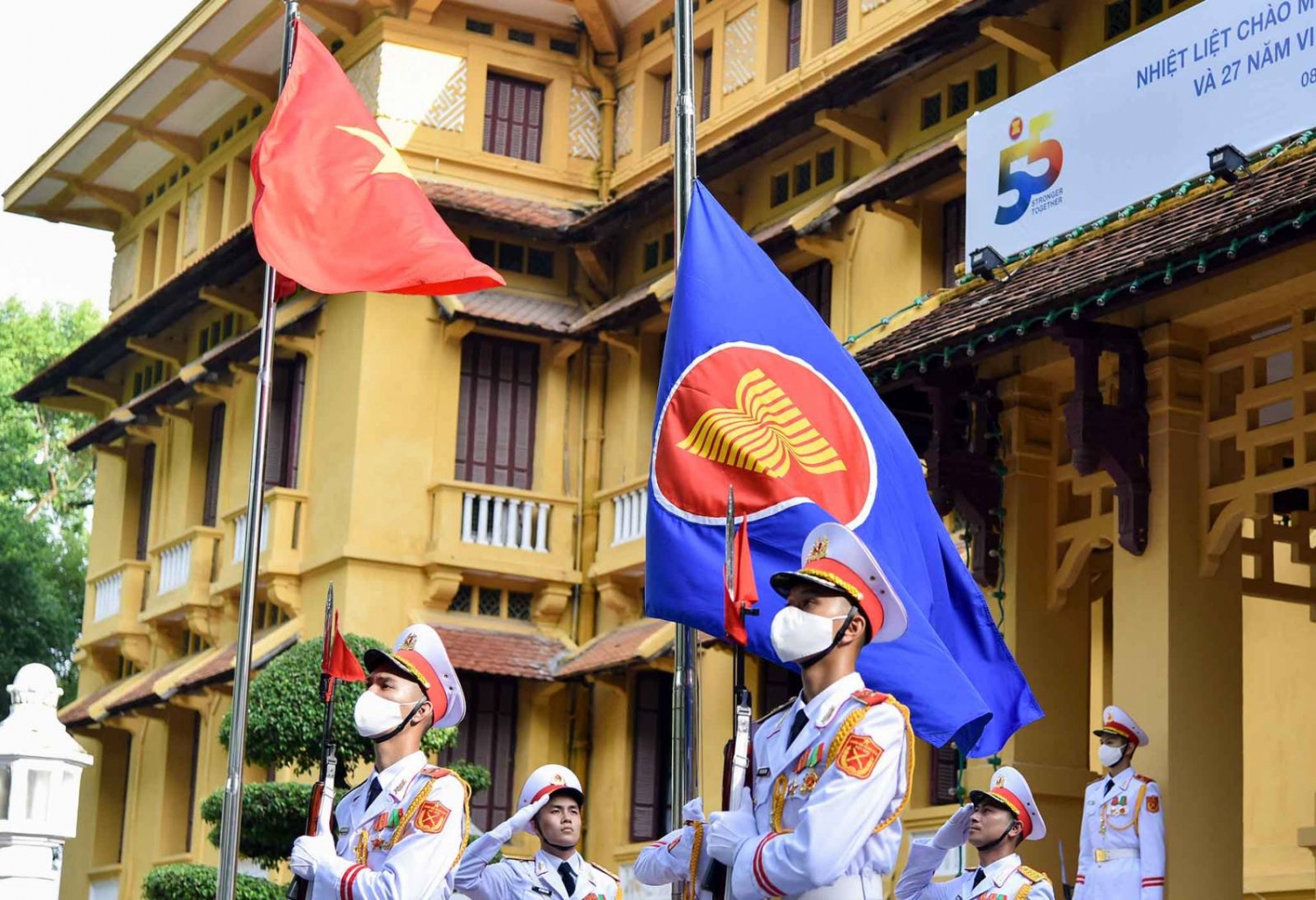 Decal cờ Nhà Nguyễn: Decal cờ Nhà Nguyễn là một sản phẩm mang tính biểu tượng cao của văn hóa truyền thống Việt Nam. Hiện nay, sản phẩm này được đánh giá là một trong những đặc sản của Thừa Thiên Huế và được nhiều du khách yêu thích khi đến thăm khu di tích cố đô Huế.